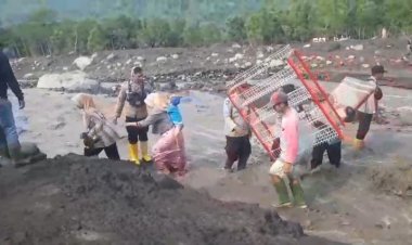 Polri Terus Evakuasi Warga dan Mengamankan Harta Benda di Candipuro: Bergerak Cepat Selamatkan Masyarakat