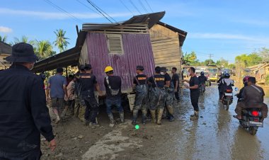 Bahu Membahu, Brimob Pindahkan Rumah Terseret Banjir yang Melintang di Jalan Nasional Tamiang–Langsa