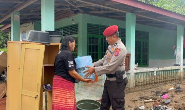 Polda Sumbar Salurkan Bantuan untuk Ibu dan Balita Terdampak Banjir Bandang di Nanggalo