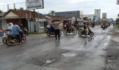 Ciptakan Rasa Aman dan Kelancaran Pengguna Jalan, Bhabinkamtibmas Gatur Lalin di Jalinsum Baradatu
