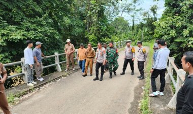 Tanggap Waspada dan Antisipasi Banjir, Polsek Blambangan Umpu Bersama Forkopimcam Lakukan Pengecekan Debit Air Sungai