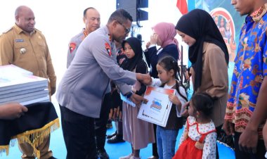 Polri Serahkan Bantuan Pendidikan bagi 10 Anak Korban KKB di Papua