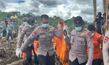 Tugas Kemanusiaan Berlanjut: Tim Brimob Polda Riau Evakuasi Jenazah Korban Bencana di Kecamatan Palembayan