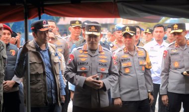 Kapolri Tinjau Pengungsian di Aceh Tengah, Salurkan Bantuan untuk Korban Bencana
