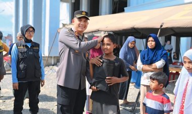 Peduli Pendidikan, Kapolres Pidie Bantu Perlengkapan Sekolah Anak-Anak Terdampak Banjir