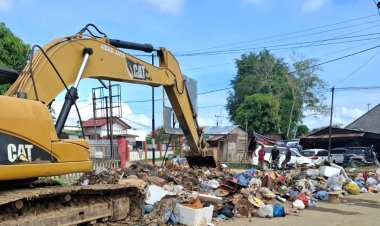 Pemko Langsa Kerahkan Alat Berat, Lumpur dan Sampah Dibersihkan Massif Pasca Banjir