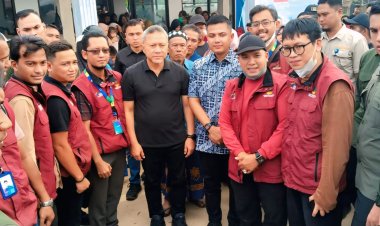 Menko Pangan Zulkifli Hasan Didampingi Wali Kota Langsa Salurkan Bantuan untuk Pengungsi Banjir dan Longsor
