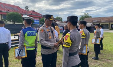Kapolres Way Kanan Beri Penghargaan Empat Belas Anggota Berprestasi dan Empat Warga di Negara Batin