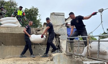 Gunakan Jembatan Sling Baja, Brimob Polda Aceh Bantu Salurkan Bantuan Logistik Untuk Masyarakat