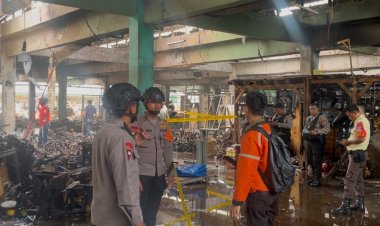 Brimob Polda Metro Jaya Pastikan Keamanan Pasca Kebakaran Pasar Induk Kramat Jati