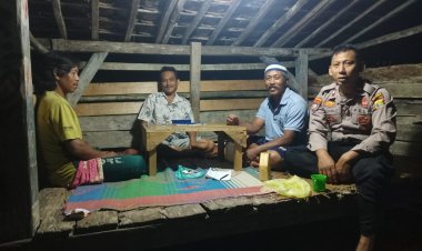 Sosialisasi Layanan 110, Kanit Binmas Polsek Bumi Agung Sambangi Pos Satkamling