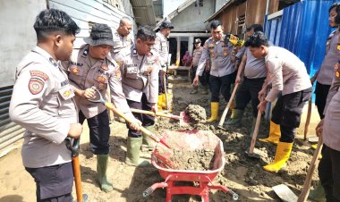 Wujud Kepedulian Polri, Polres Pidie Gelar Pembersihan Rumah Warga Pasca Banjir