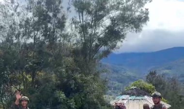 Sentuhan Humanis Satgas Damai Cartenz di Sinak Dengan Bagikan Makanan Ringan kepada Warga
