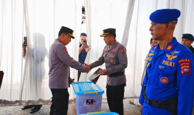 Kapolri Beri Motivasi dan Apresiasi kepada Anggota Polri Terdampak Bencana di Sumbar