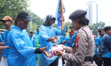 Polwan Bagikan Roti dan Air Mineral, Aksi Nelayan di Silang Selatan Monas Tetap Tertib Meski Diguyur Hujan