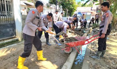 Peduli Lingkungan, Polres Pidie Bersihkan Jalan Gampong Kandang