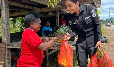 Aksi Nyata Satgas Ops Damai Cartenz Dukung Ekonomi Mama-Mama Papua Lewat Belanja Buah Lokal