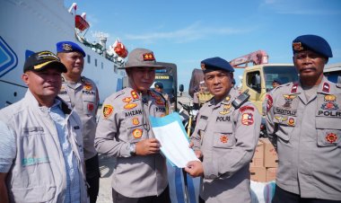 Kapal MV Egon Tiba di Pelabuhan Krueng Geukueh, Kapolres Lhokseumawe Terima Bantuan Polri