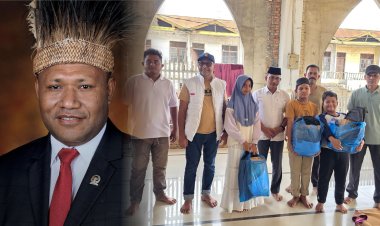 Haji Uma–Carel Suebu Serahkan Peralatan Sekolah dan Uang Saku bagi Anak Yatim Korban Banjir Aceh Timur