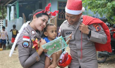 Satgas Humas Ops Damai Cartenz Bagikan Bingkisan Natal kepada Anak-anak di Jayapura