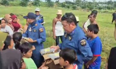 Aksi Kemanusiaan Pilot dan Kru Helikopter Salurkan 145 Al-Qur’an untuk Anak-Anak Terdampak Banjir di Aceh Tamiang