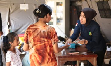 Antisipasi ISPA Pascabanjir, Posko Kesehatan Polri Aktif Layani Masyarakat Aceh Tamiang