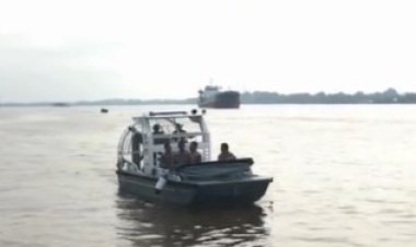 Polri Siagakan Swam Boat di Kutablang Bireuen, Bantu Mobilitas Warga Pascabencana