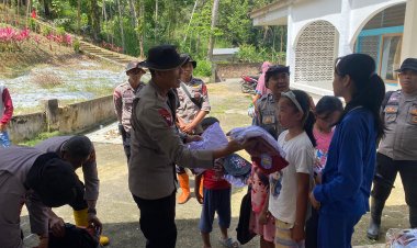 Satbrimob Polda Jambi Turun Langsung Salurkan Bantuan Kemanusiaan untuk Korban Banjir dan Longsor di Agam