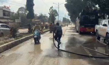 Minimalisir Debu Pasca Banjir, Polri Lakukan Pembersihan dan Penyiraman Jalan Protokol Aceh Tamiang
