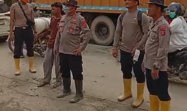 Polres Aceh Tamiang Evakuasi Truck Tangki Pasca Bencana Banjir Bandang