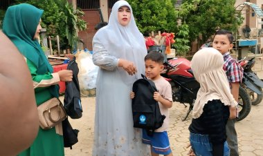 Ringankan Beban Pascabencana, SDN 11 Langsa Bagikan Tas dan Perlengkapan Sekolah