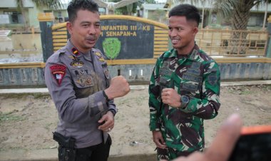 Polri Bantu Kuras Air Yang Merendam Kompi Senapan A Yonif 111 / Karma Bakti, Aceh Tamiang