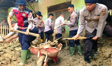 Wujud Kepedulian Polri, Polres Pidie Bersihkan Rumah Warga Sentosa
