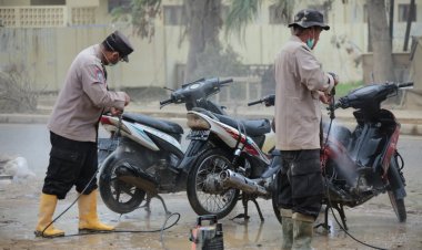 Polri Hadir di Tengah Bencana, Tim SAR Pasukan Pelopor Bantu Warga Terdampak Banjir