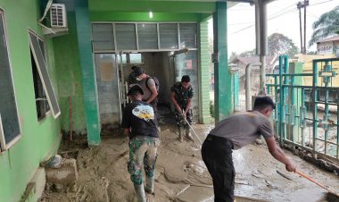 Sinergitas TNI–Polri Bersihkan Puskesmas Kuala Simpang Pasca Banjir