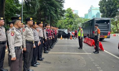 Polda Metro Jaya Gelar Patroli Sore, Hadirkan Rasa Aman bagi Umat Natal di Jakarta