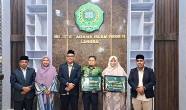 Rektor IAIN Langsa Serahkan Penghargaan Publikasi Ilmiah kepada Dosen Berprestasi