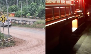 Antisipasi Kecelakaan, Personel Damkar Way Kanan Bersihkan Tumpukan Tanah di Jalinsum Jembatan Way Umpu Negeri Baru