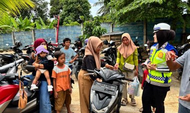 Operasi Lilin Krakatau 2025, Satlantas Polres Way Kanan Sampaikan Himbauan di Objek Wisata