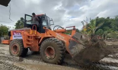 Kapolri Bantu Alat Berat untuk Percepat Pemulihan Jalan, Fasilitas Umum dan Rumah Warga Pasca banjir di Kab. Pidie