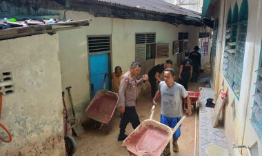 Personil Polres Sibolga Melaksanakan Pembersihan Akses Jalan Pasca Longsor
