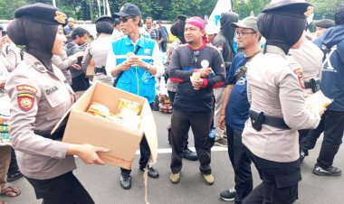 Polri Tunjukkan Kepedulian, Polwan Polda Metro Jaya Bagi Roti dan Air Mineral ke Massa Aksi Buruh di Gambir