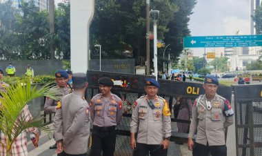 Brimob Polda Metro Jaya Hadir Berikan Pelayanan pada Aksi Penyampaian Aspirasi PERDA KSPI di Monas
