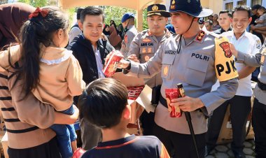 Kapolda Aceh Sapa dan Hibur Anak-Anak di Posko Pengungsian Pasca Kepanikan Gunung Burni Telong