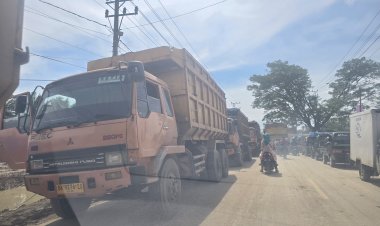 Badan Jalan Dikuasai Truk Fuso, Proyek Huntara di Aceh Tamiang Bikin Puluhan Kendaraan Terjebak Macet Berjam -Jam
