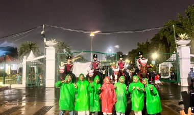 Polisi Berkuda Polsatwa Patroli di Monas, Warga Antusias hingga Foto Bareng