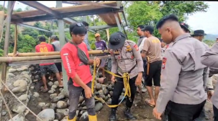 POLRI GERAK CEPAT RESPON PIDATO PRESIDEN PRABOWO, SATBRIMOBDA SULSEL BANGUN JEMBATAN GANTUNG DI SOPPENG