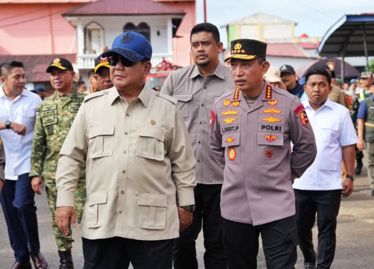 Kapolri Dampingi Presiden Cek Lokasi Pengungsian Korban Banjir di Tapanuli Tengah mas