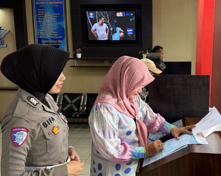 Sat Lantas Polres Majalengka Gencarkan Sosialisasi Pembuatan dan Perpanjangan SIM Melalui Program "Polantas Menyapa"   