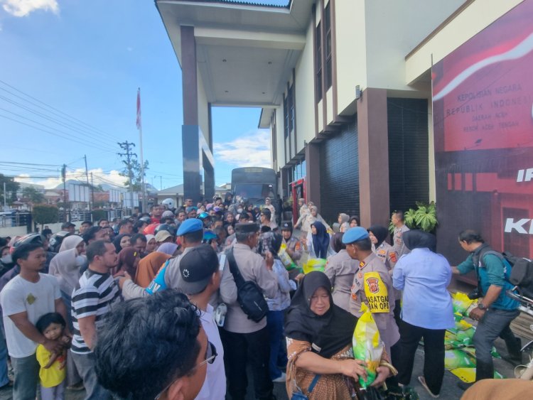 Polres Aceh Tengah Bersama Bulog Salurkan Beras SPHP untuk Warga Terdampak Bencana Alam